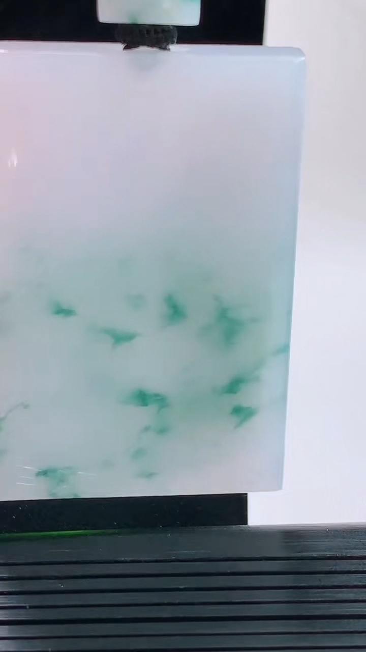 天然A货翡翠冰种飘花仿古无事牌吊坠，尺寸62.7-41.1-6.1重量:56.92g
9月17日