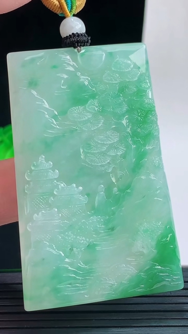 天然A货翡翠山水牌吊坠，尺寸60-37.5-5.2重量:35.59g
9月17日