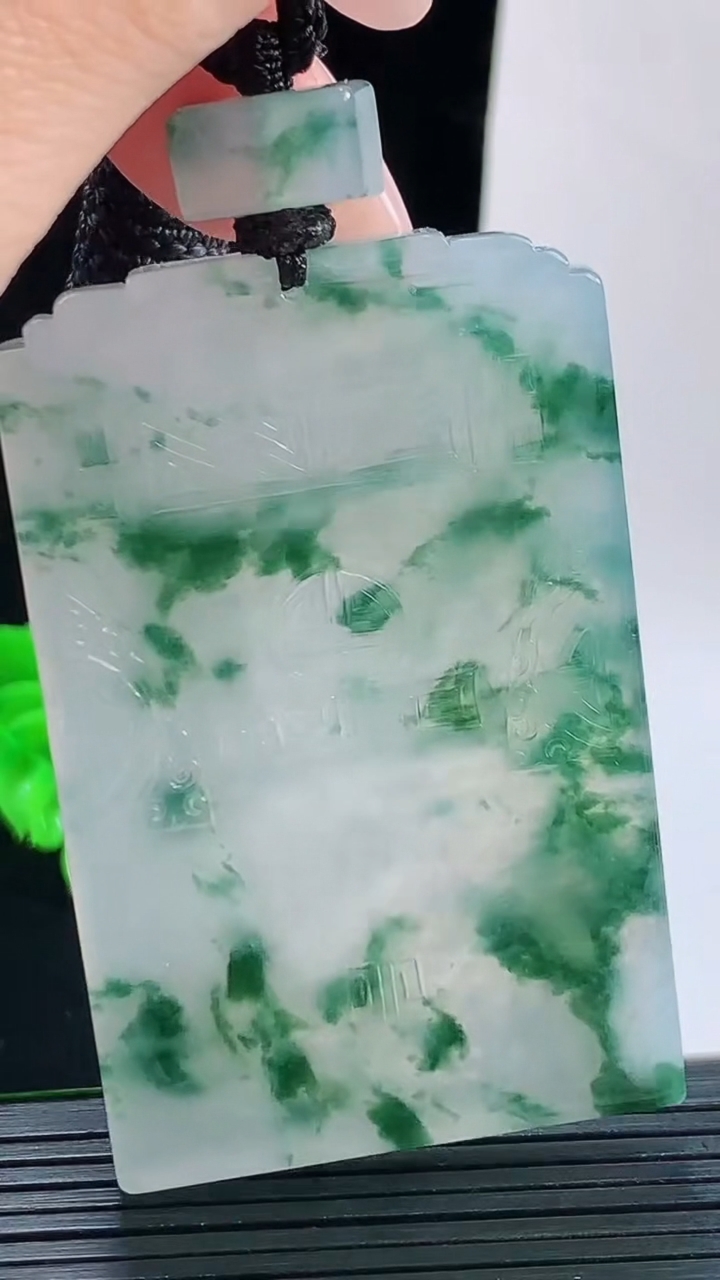 天然A货翡翠种飘花仿古无事牌吊坠，尺寸60.5-38.6-6.3重量:51.36g
9月17日