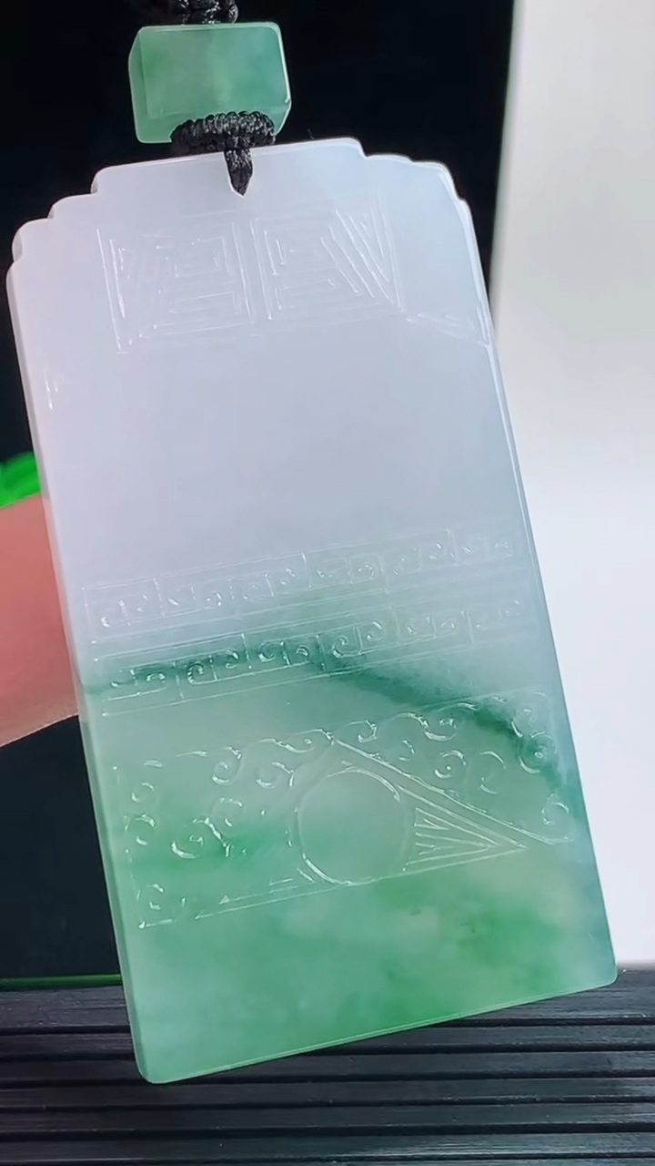 天然A货翡翠冰种飘花仿古无事牌吊坠，尺寸59-32-5.7重量:38.14g
9月17日