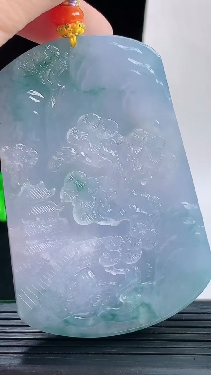 天然A货翡翠紫罗兰飘花山水牌吊坠，尺寸70.2-47.8-13.5重量:105.82g
9月17日