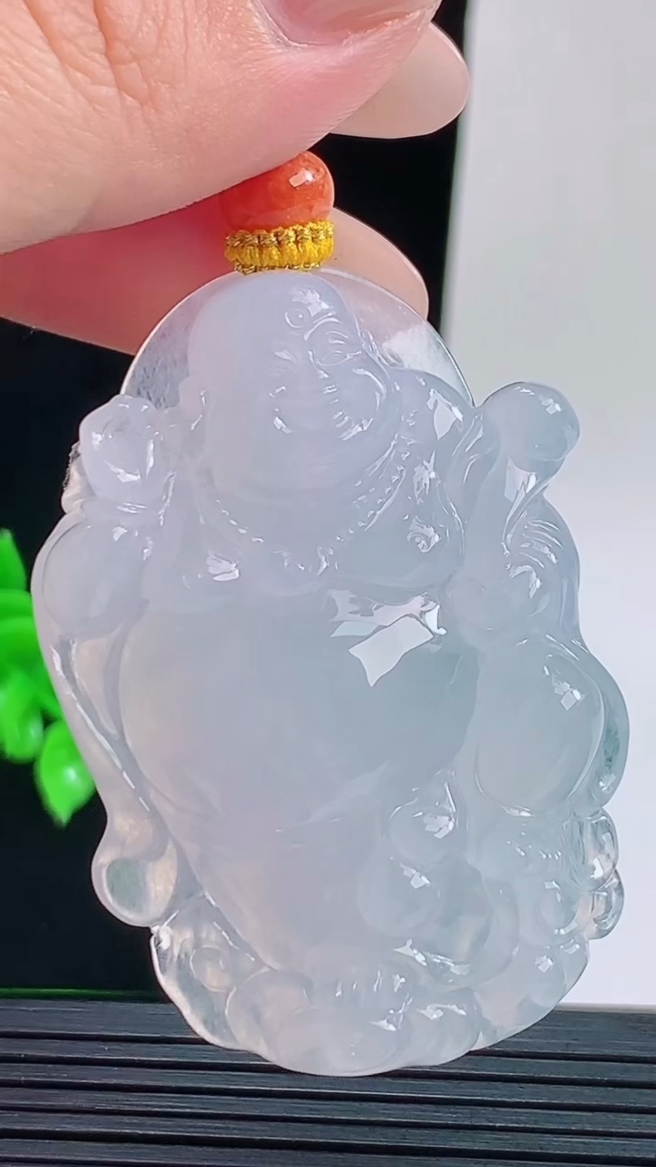 天然A货翡翠种白冰站佛佛公吊坠，尺寸49.9-38.8-9.6重量:31.26g
9月17日