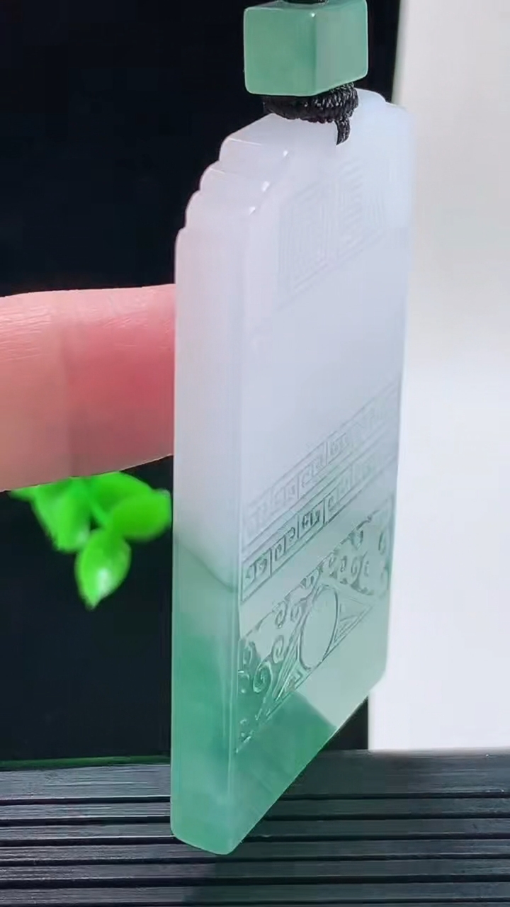 天然A货翡翠冰种飘花仿古无事牌吊坠，尺寸59-32-5.7重量:38.14g
9月17日