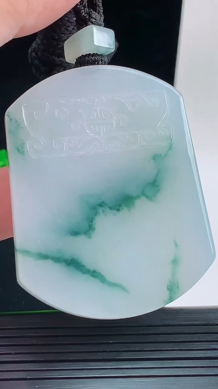 天然A货翡翠冰种飘花仿古无事牌吊坠，尺寸51.8-40.9-6.2重量:41.85g
9月17日