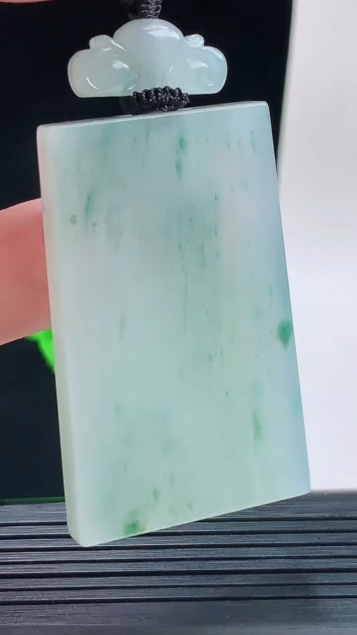 天然A货翡翠种飘花仿古无事牌吊坠，尺寸48.5-30.4-5.8重量:31.86g
9月17日