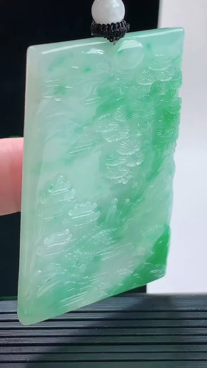 天然A货翡翠山水牌吊坠，尺寸60-37.5-5.2重量:35.59g
9月17日
