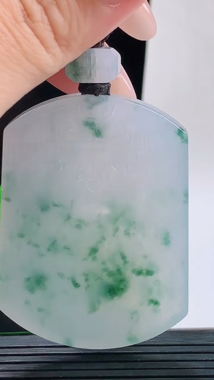 天然A货翡翠种飘花仿古无事牌吊坠，尺寸53.6-39.8-5.9重量:39.97g
9月17日