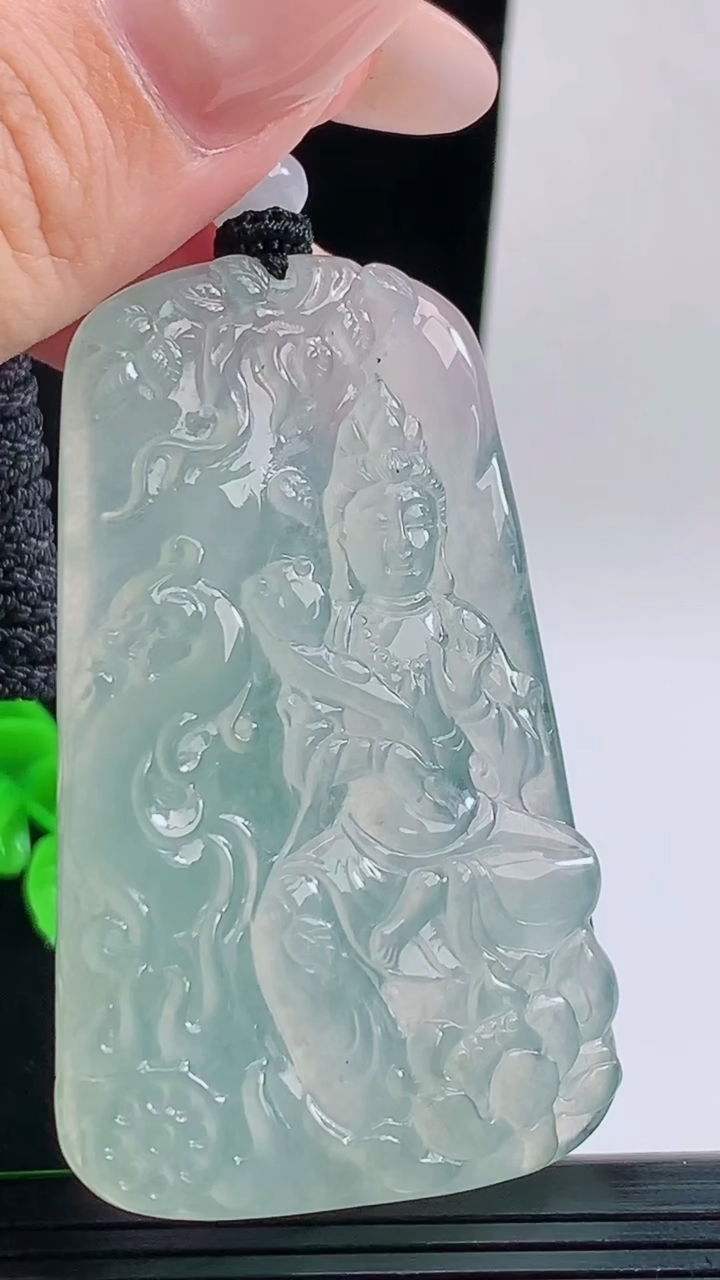 天然A货翡翠大势至菩萨吊坠，尺寸58.3-35.7-6重量:30.40g
9月17日