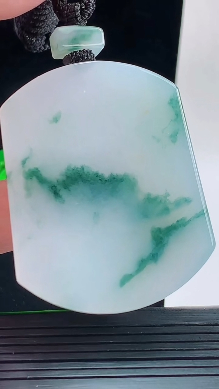 天然A货翡翠冰种飘花仿古无事牌吊坠，尺寸51.8-40.9-6.2重量:41.85g
9月17日