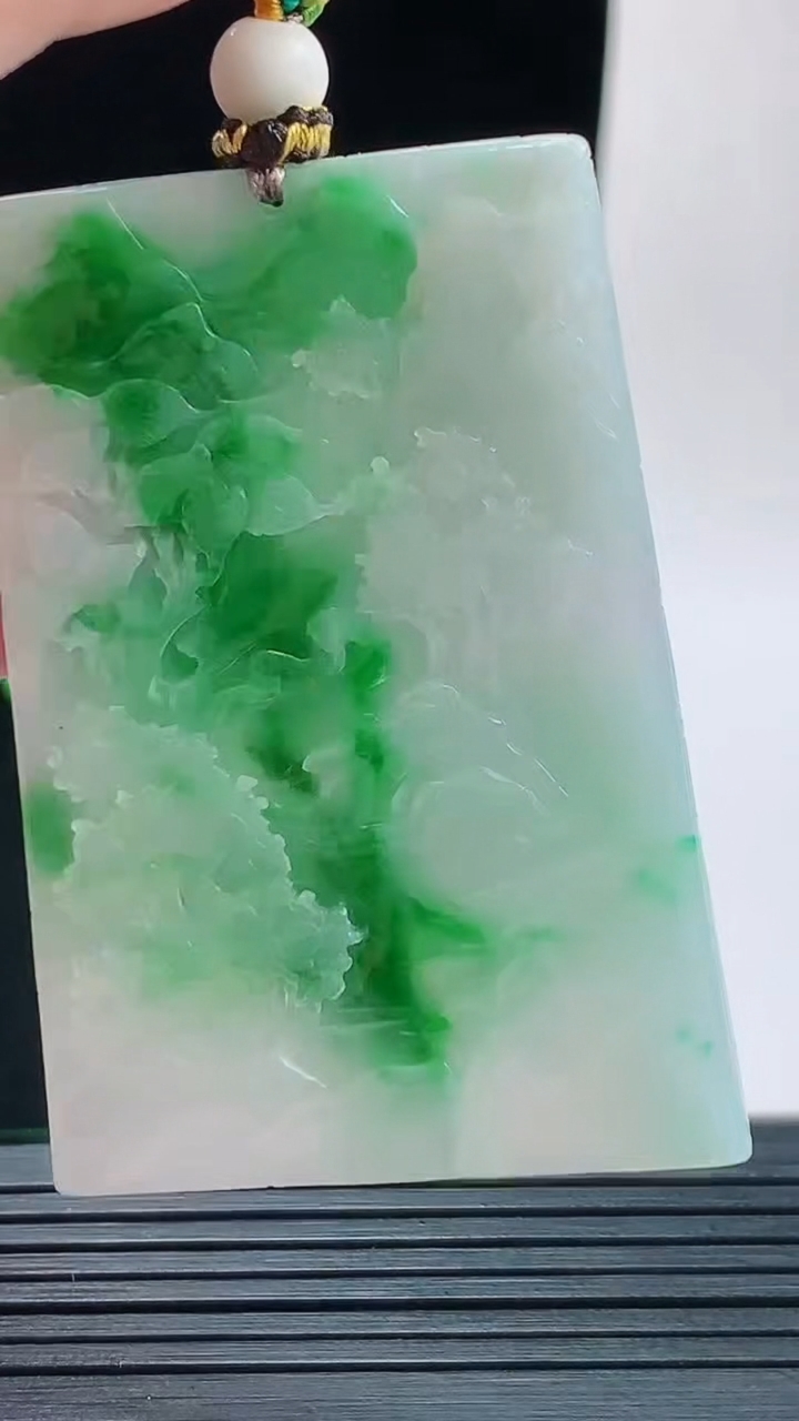 天然A货翡翠山水牌吊坠，尺寸53.6-37.2-5.6重量:30.26g
9月17日