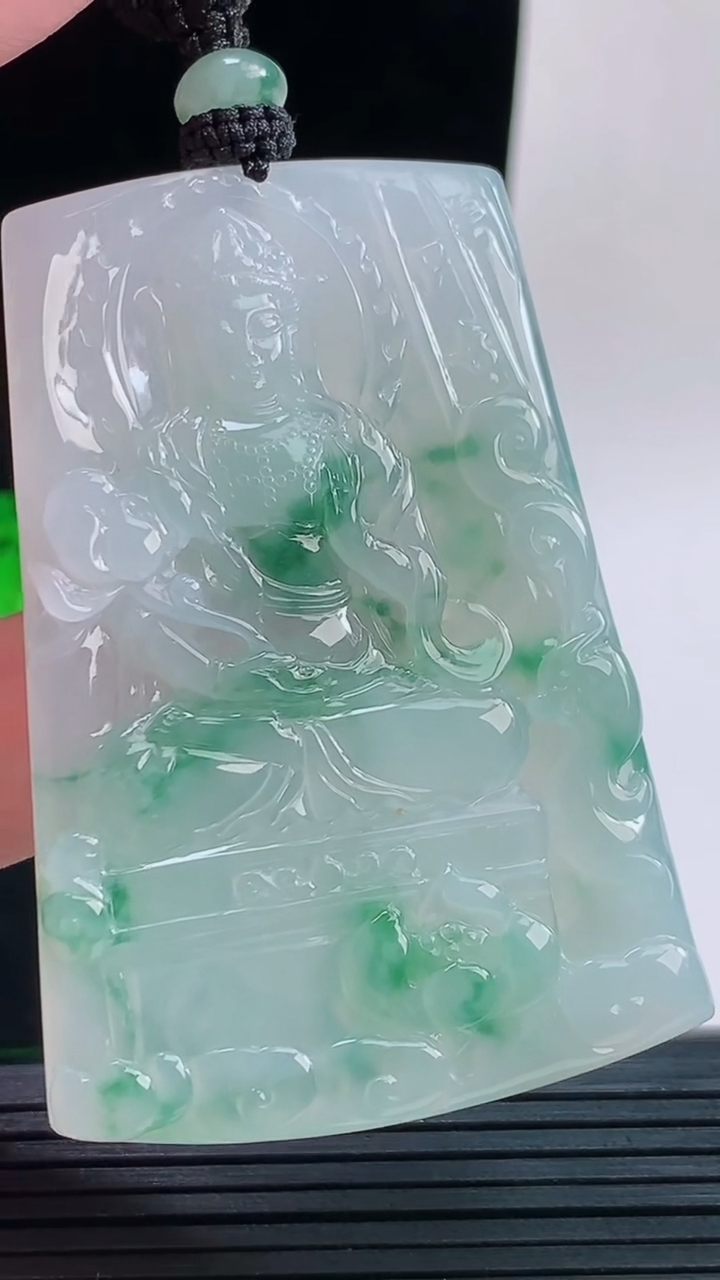 天然A货翡翠种飘花大势至菩萨吊坠，尺寸60.4-41.7-5.2重量:37.39g
9月17日