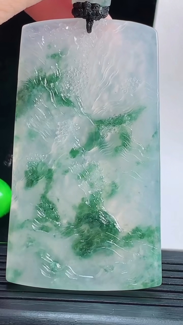 天然A货翡翠种飘花山水牌吊坠，尺寸64.6-35.7-5.2重量:36.28g
9月17日