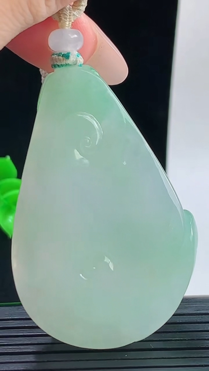 天然A货翡翠梅花鹿吊坠，尺寸52.6-34.5-13.8重量:34.71g
9月17日