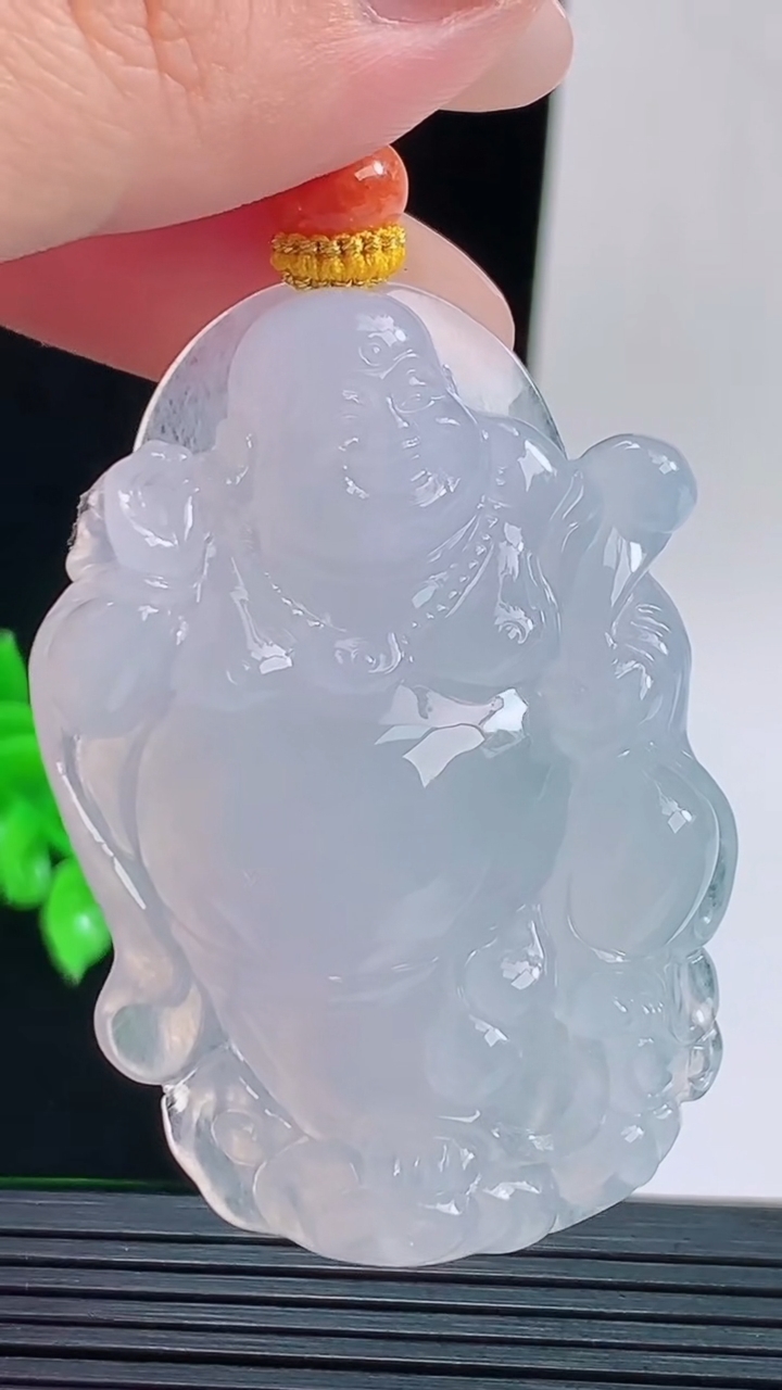 天然A货翡翠种白冰站佛佛公吊坠，尺寸49.9-38.8-9.6重量:31.26g
9月17日