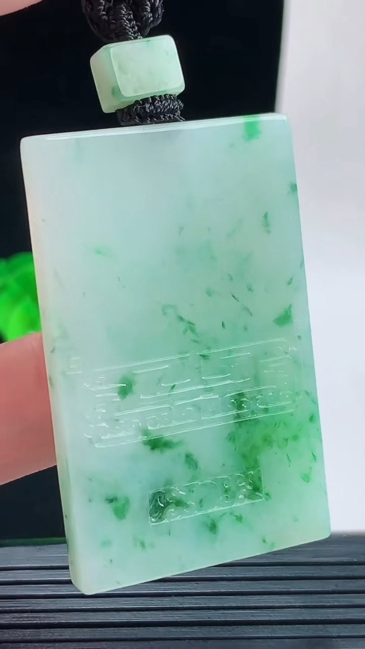 天然A货翡翠冰种飘花仿古无事牌吊坠，尺寸50.1-30.8-5.1重量:30.34g
9月17日
