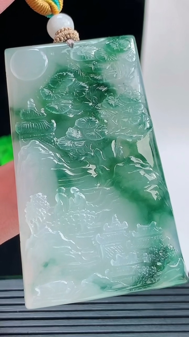 天然A货翡翠牌吊坠，尺寸54.2-33.7-5.5重量:28.65g
9月17日