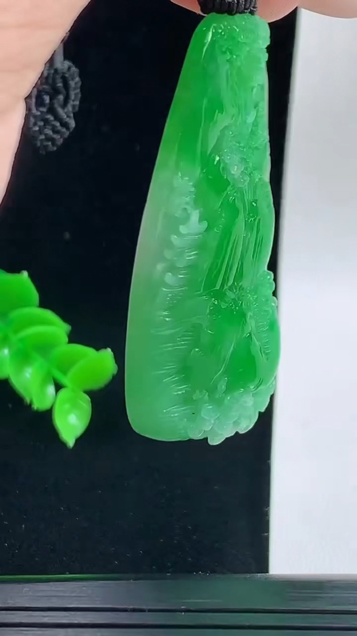 天然A货翡翠山水牌吊坠，尺寸52.7-26.8-12.8重量:30.26g
9月17日