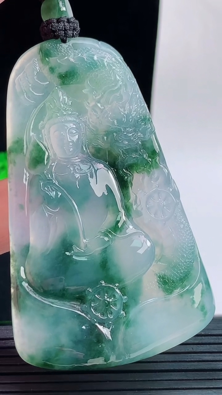 天然A货翡翠种飘花御龙大势至菩萨吊坠，尺寸68.4-42.5-5.8重量:40.42g
9月17日