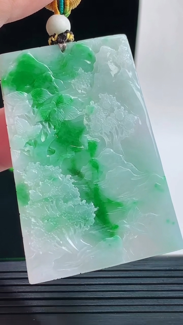天然A货翡翠山水牌吊坠，尺寸53.6-37.2-5.6重量:30.26g
9月17日