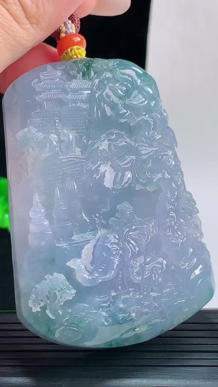 天然A货翡翠紫罗兰飘花山水牌吊坠，尺寸70.2-47.8-13.5重量:105.82g
9月17日