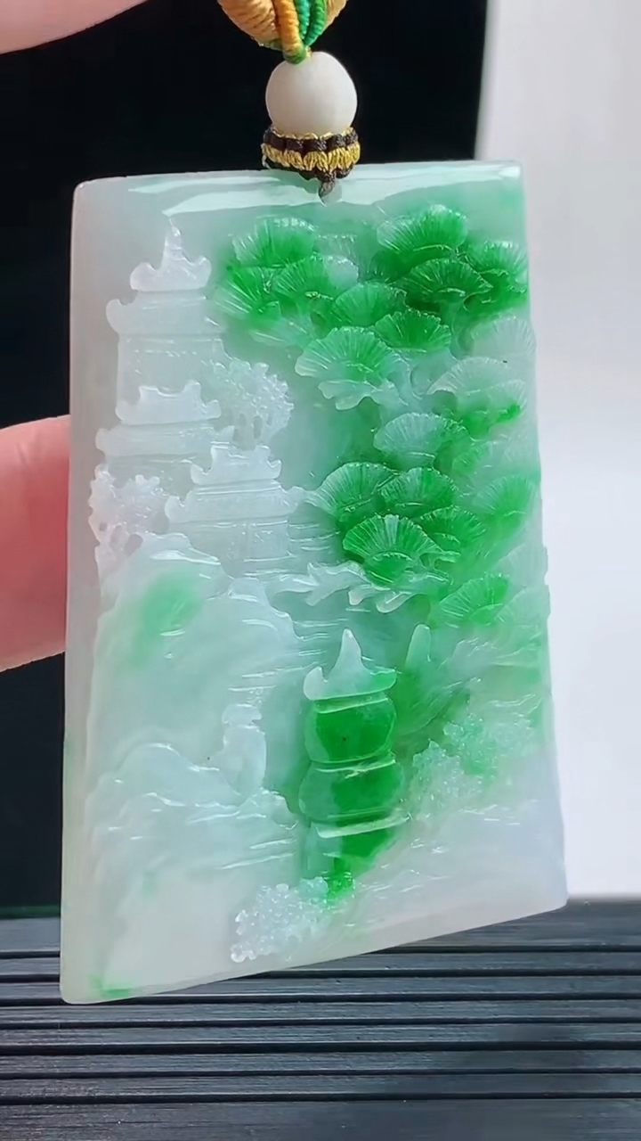 天然A货翡翠山水牌吊坠，尺寸53.6-37.2-5.6重量:30.26g
9月17日