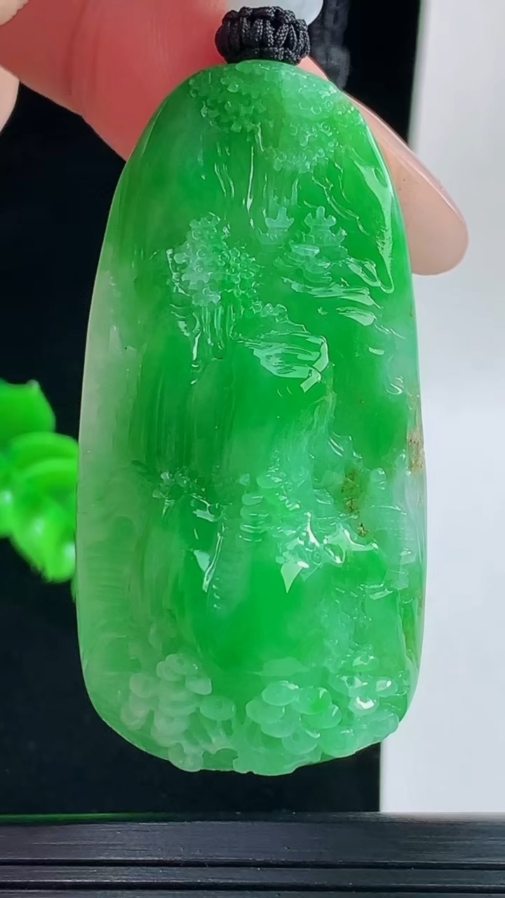 天然A货翡翠山水牌吊坠，尺寸52.7-26.8-12.8重量:30.26g
9月17日