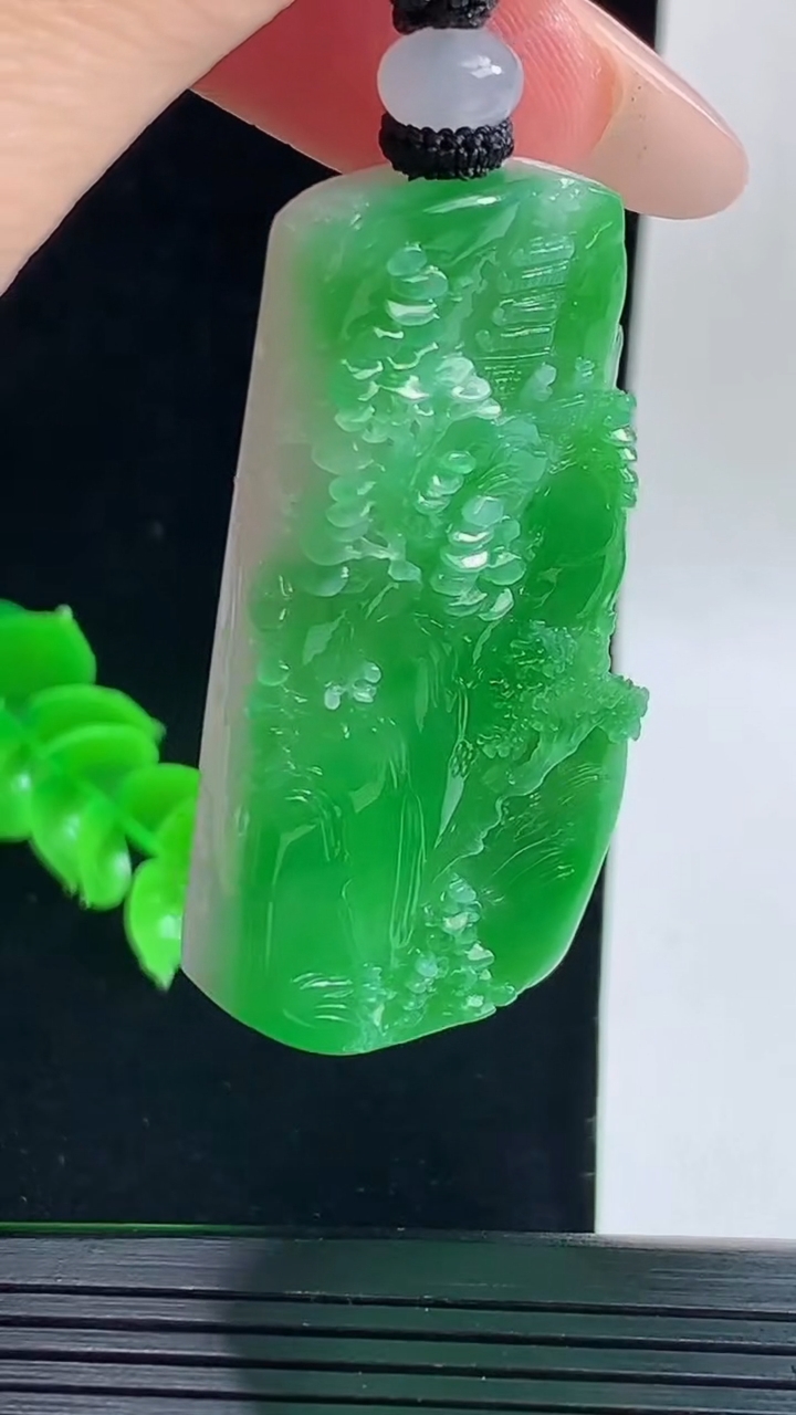 天然A货翡翠山水牌吊坠，尺寸49.2-24.9-8.6重量:27.10g
9月17日