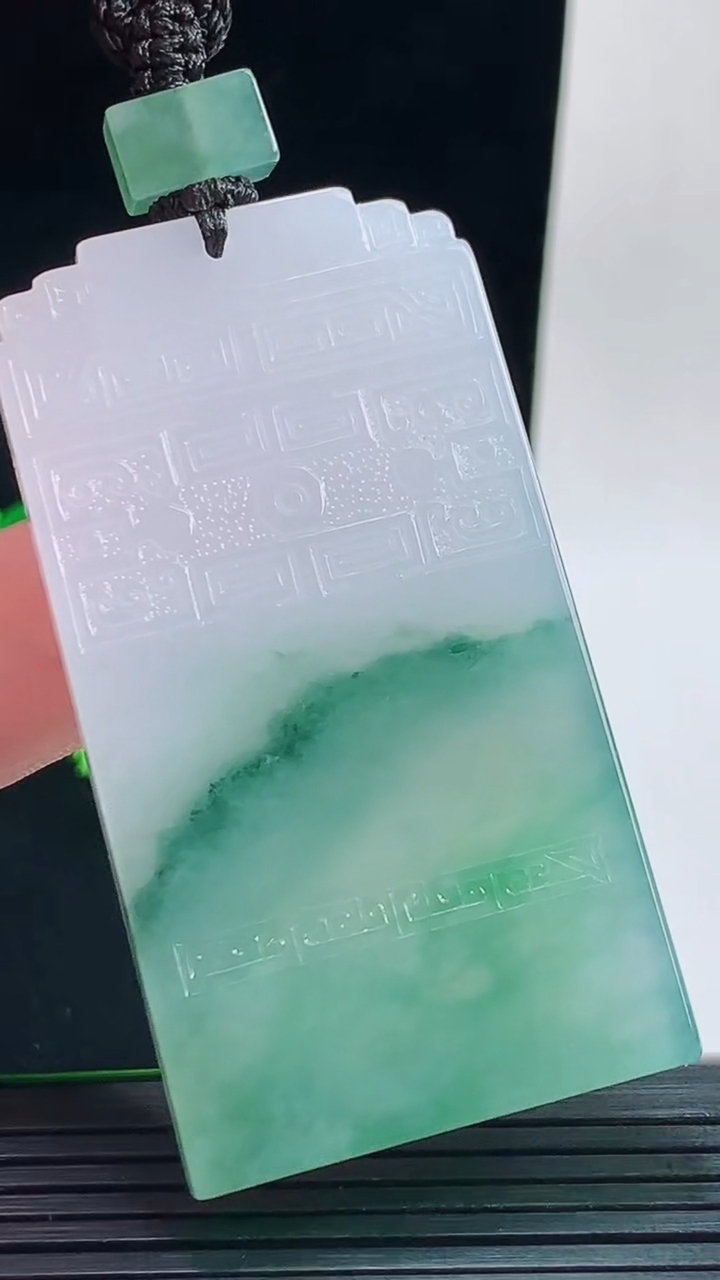 天然A货翡翠冰种飘花仿古无事牌吊坠，尺寸59-32-5.7重量:38.14g
9月17日
