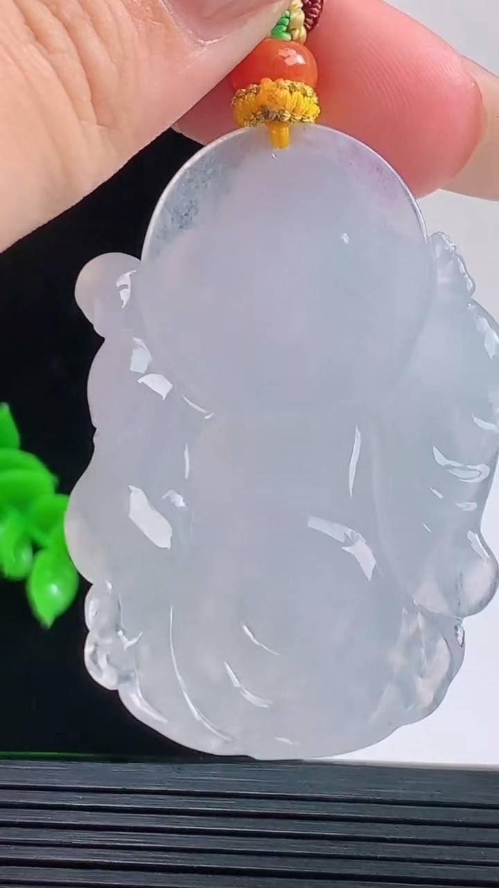 天然A货翡翠种白冰站佛佛公吊坠，尺寸49.9-38.8-9.6重量:31.26g
9月17日