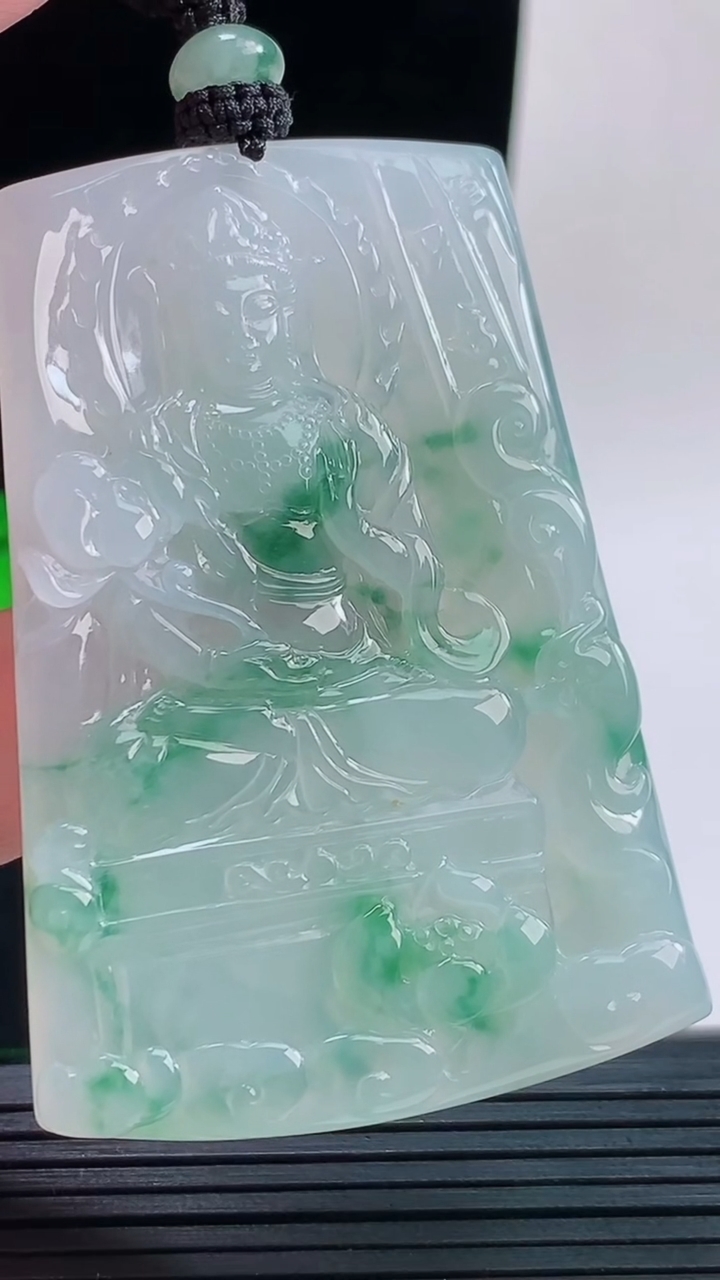 天然A货翡翠种飘花大势至菩萨吊坠，尺寸60.4-41.7-5.2重量:37.39g
9月17日