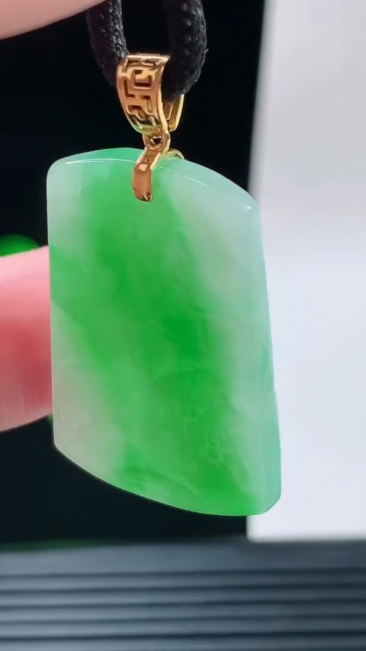 天然A货翡翠山水牌吊坠，尺寸31.3-21.5-5.3重量:9.00g
9月17日