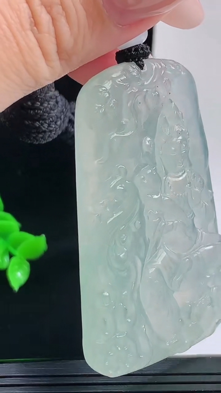 天然A货翡翠大势至菩萨吊坠，尺寸58.3-35.7-6重量:30.40g
9月17日
