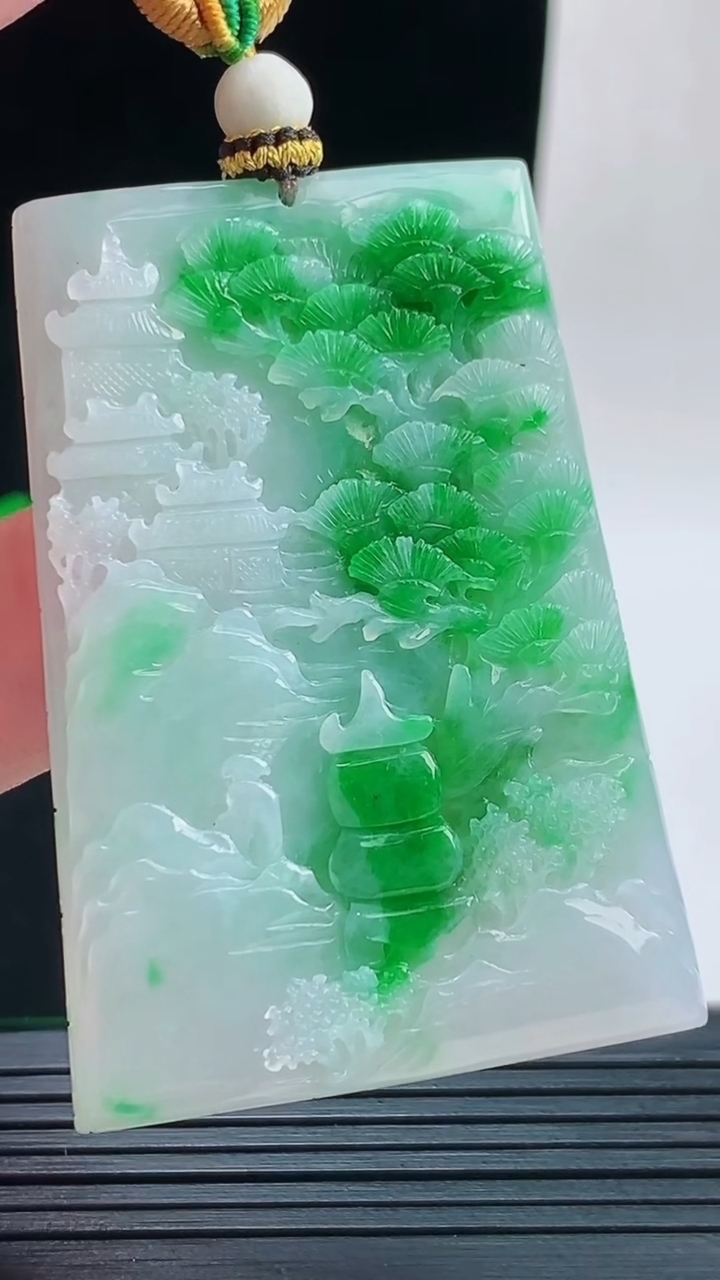 天然A货翡翠山水牌吊坠，尺寸53.6-37.2-5.6重量:30.26g
9月17日