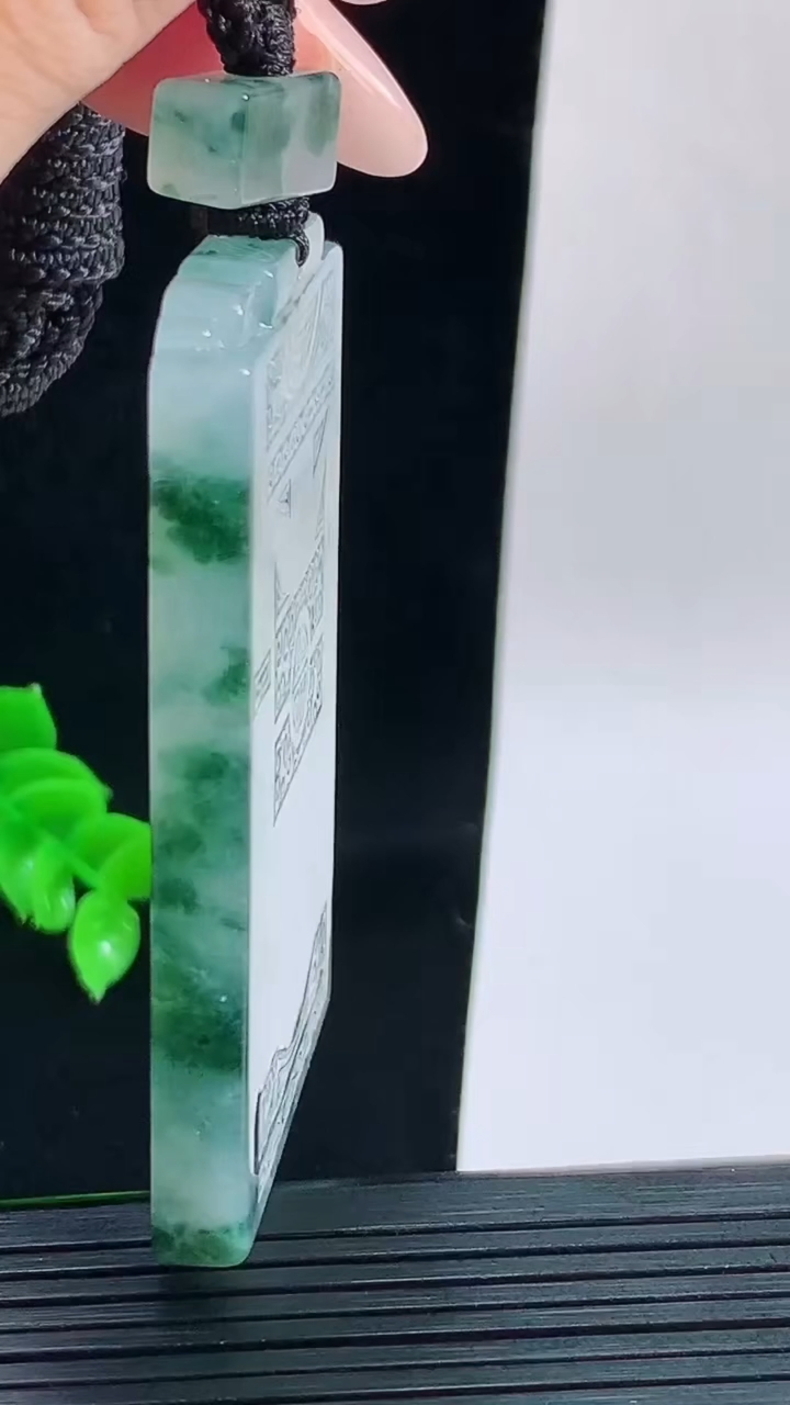 天然A货翡翠种飘花仿古无事牌吊坠，尺寸60.5-38.6-6.3重量:51.36g
9月17日