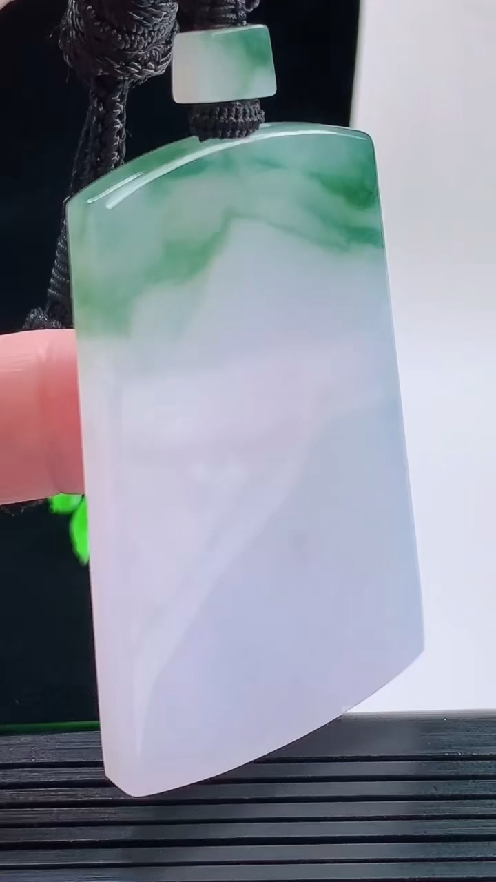 天然A货翡翠冰种飘花无事牌吊坠，尺寸60.1-37.2-5.6重量:38.25g
9月17日
