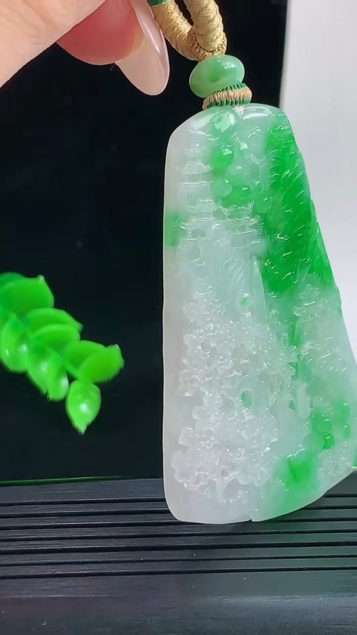 天然A货翡翠山水牌吊坠，尺寸56.9-34.6-5.4重量:22.74g
9月17日