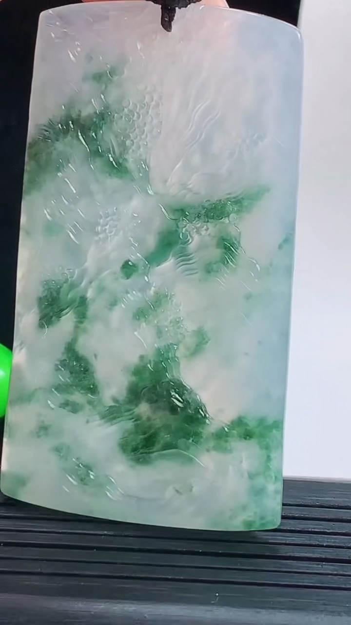 天然A货翡翠种飘花山水牌吊坠，尺寸64.6-35.7-5.2重量:36.28g
9月17日