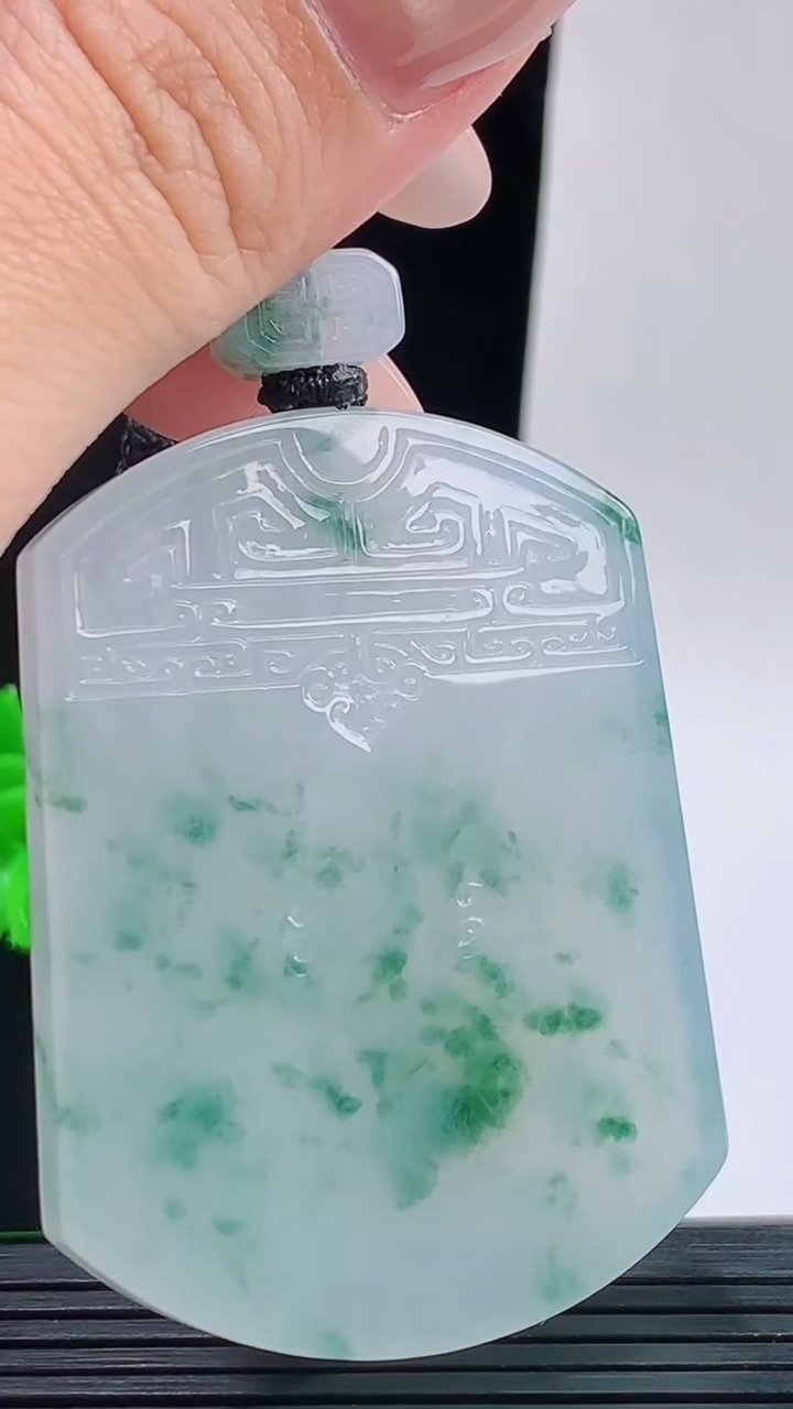 天然A货翡翠种飘花仿古无事牌吊坠，尺寸53.6-39.8-5.9重量:39.97g
9月17日