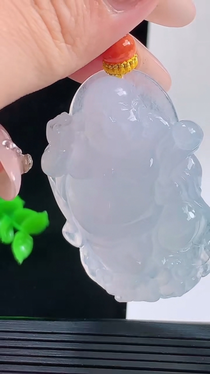 天然A货翡翠种白冰站佛佛公吊坠，尺寸49.9-38.8-9.6重量:31.26g
9月17日