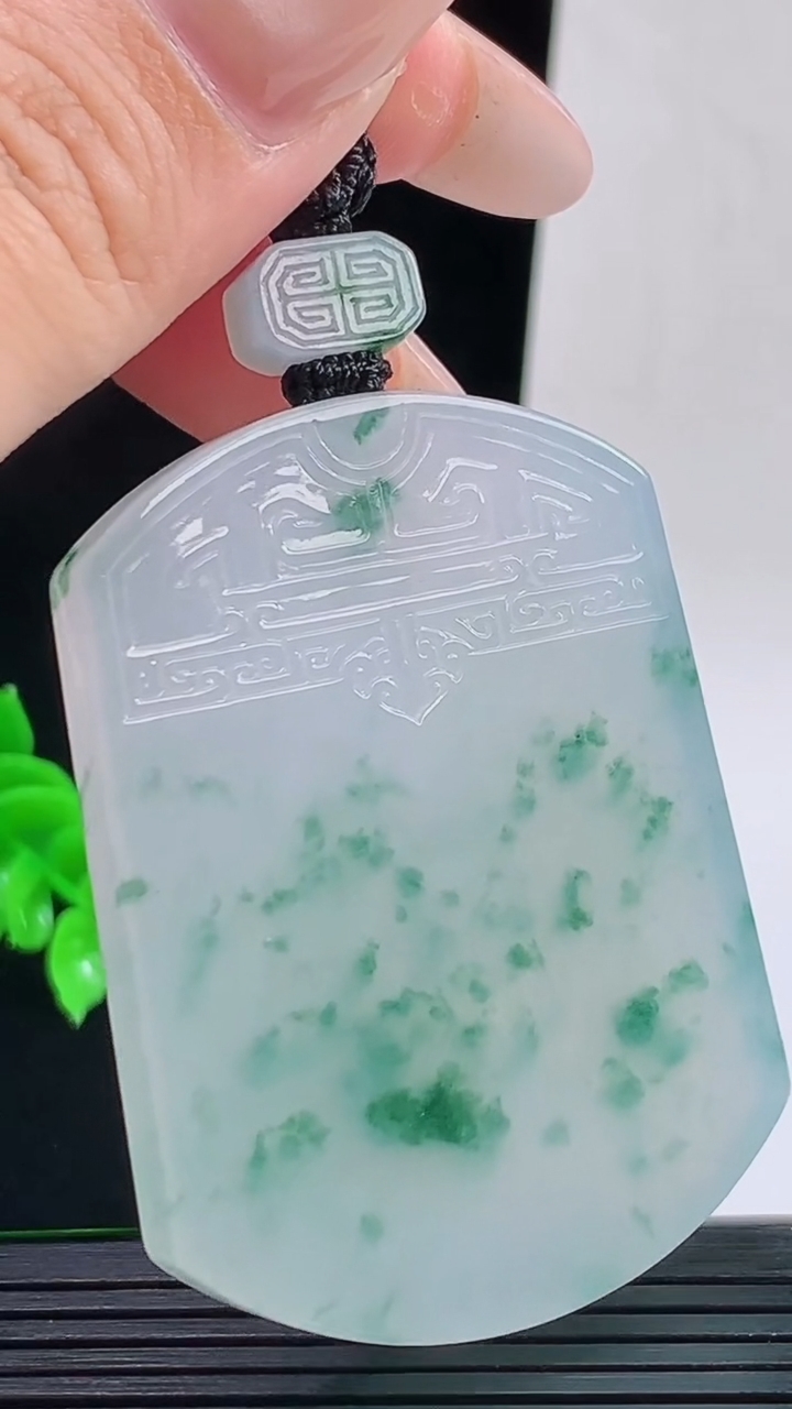 天然A货翡翠种飘花仿古无事牌吊坠，尺寸53.6-39.8-5.9重量:39.97g
9月17日