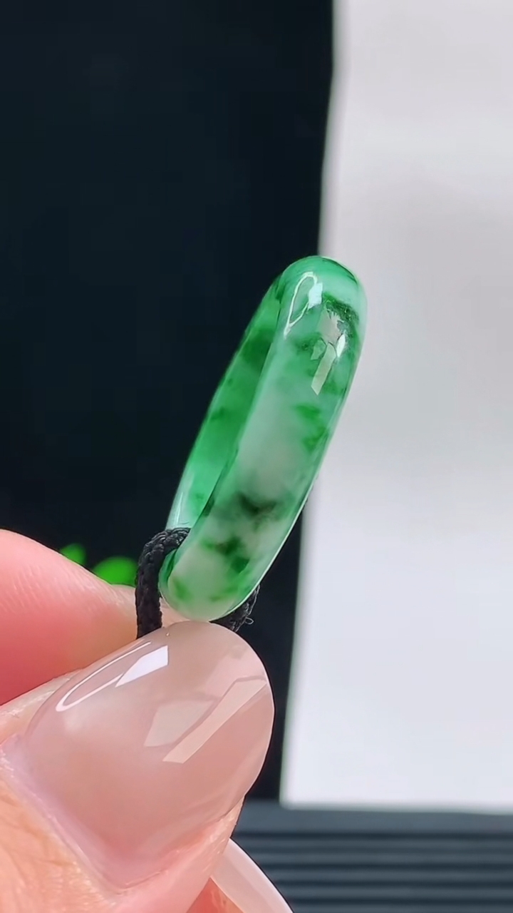 天然A货翡翠玉指环戒指，尺寸18.5-5.4-3.9重量:4.62g2026年9月18日
工厂直销收藏佳品,种好水足，色泽均匀，有种有色，上手高大气！