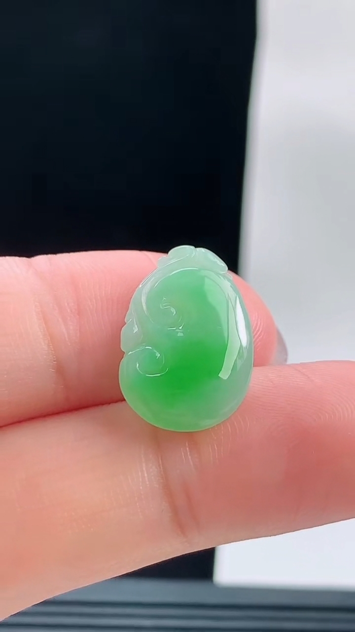天然A货翡翠如意吊坠，尺寸18.6-12.8-4重量:1.63g
9月18日