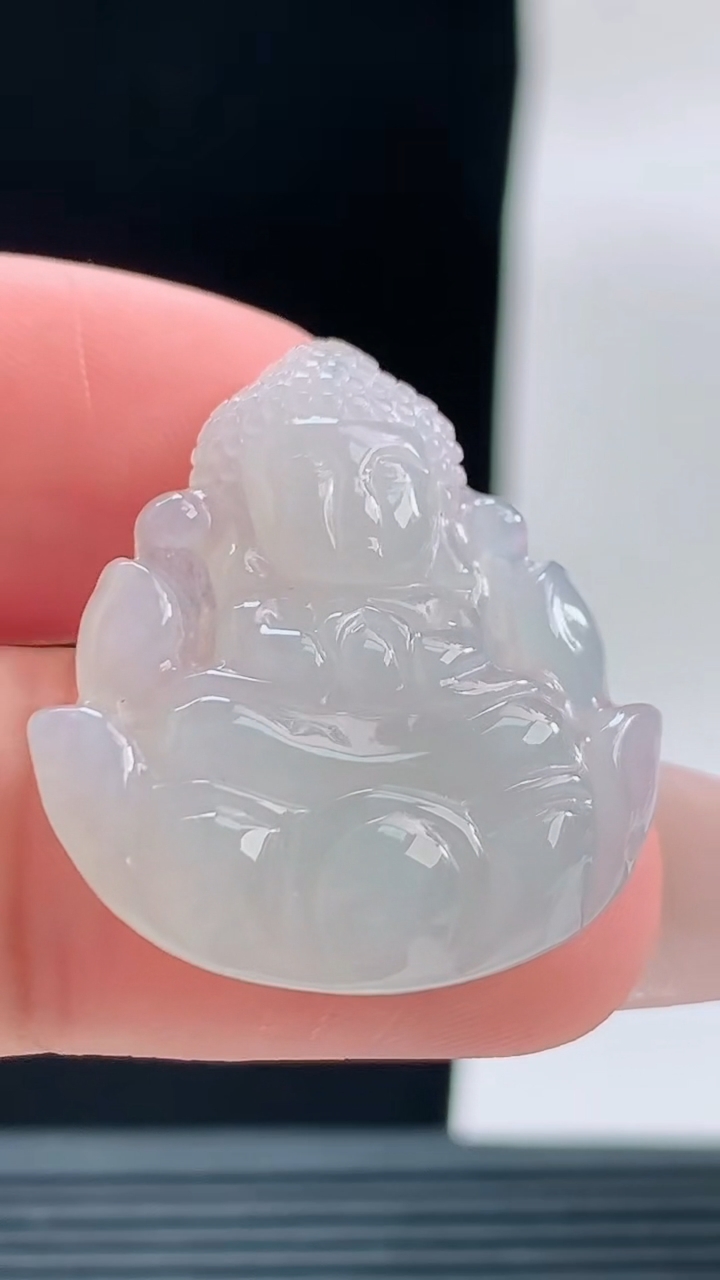 天然A货翡翠大日如来吊坠，尺寸27.8-24.5-5.2重量:5.65g
9月18日