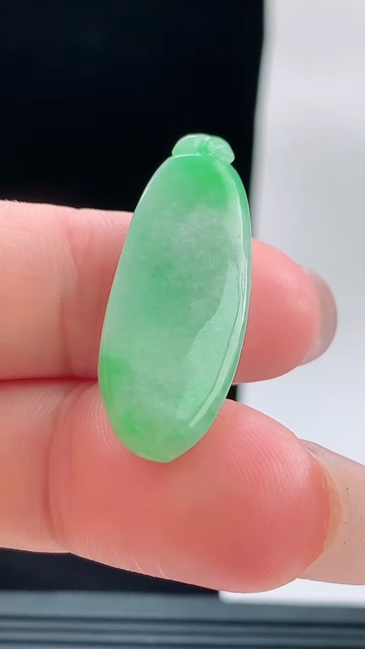 天然A货翡翠福瓜吊坠，尺寸33.7-12.1-6.2重量:4.54g
9月18日