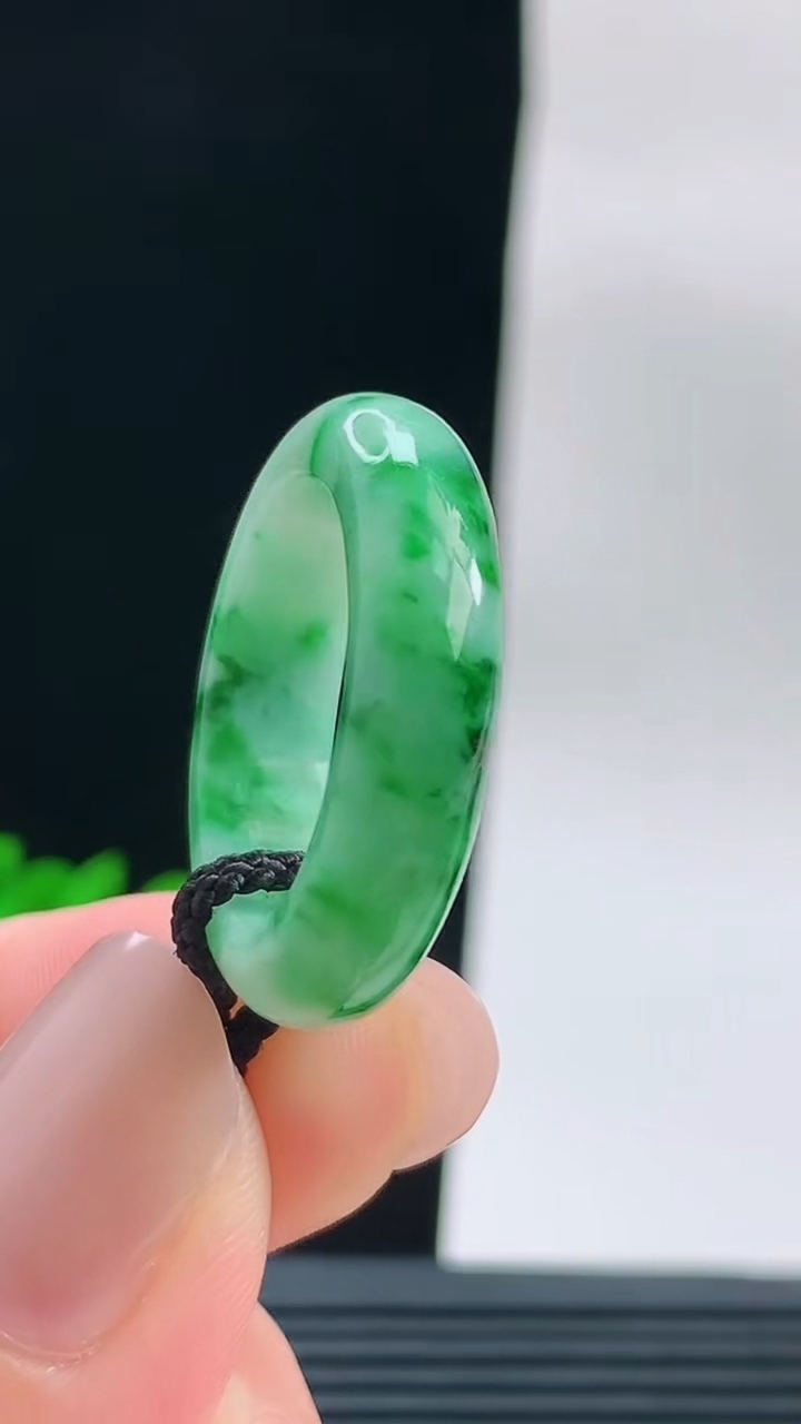 天然A货翡翠玉指环戒指，尺寸18.8-6.3-4重量:5.00g2026年9月18日
工厂直销收藏佳
