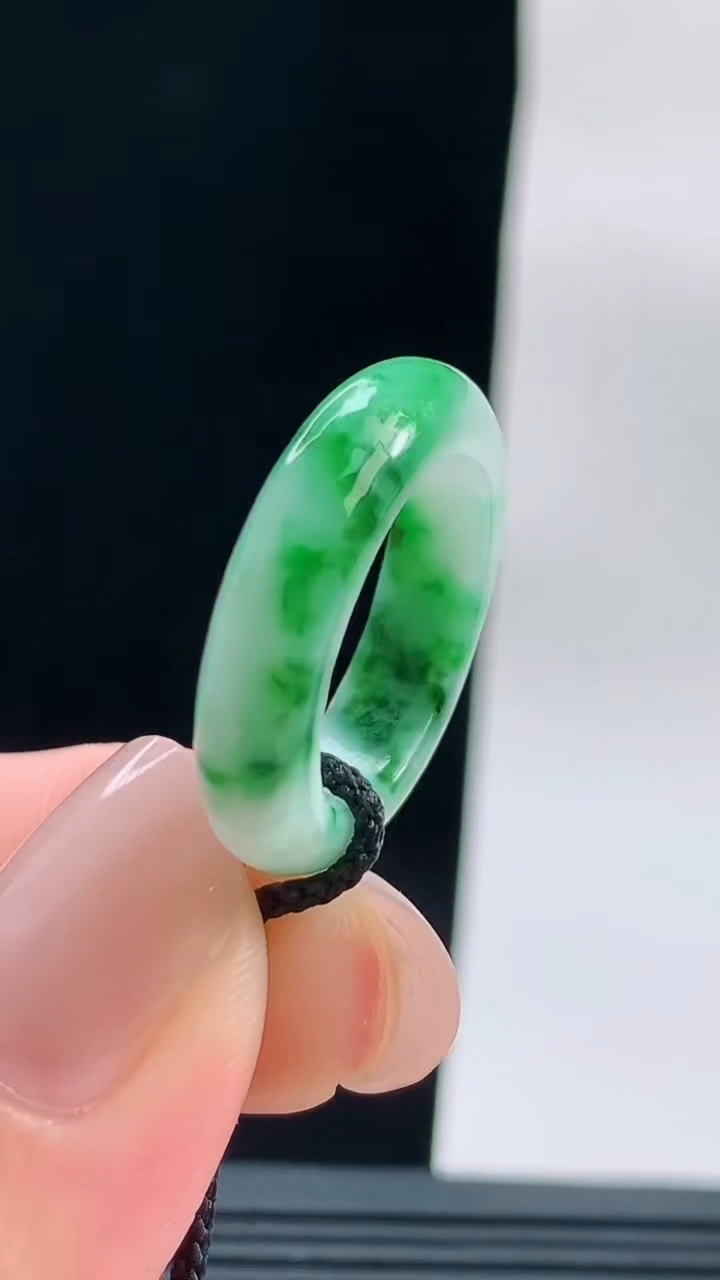 天然A货翡翠玉指环戒指，尺寸17.3-5.3-3.9重量:4.00g2026年9月18日
工厂直销收藏佳品,种好水足，色泽均匀，有种有色，上手高大气！