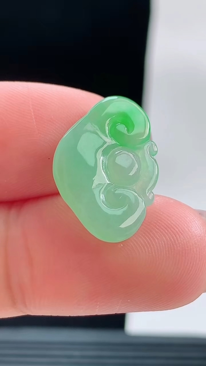 天然A货翡翠如意头吊坠，尺寸20-13.8-2.7重量:1.44g
9月18日