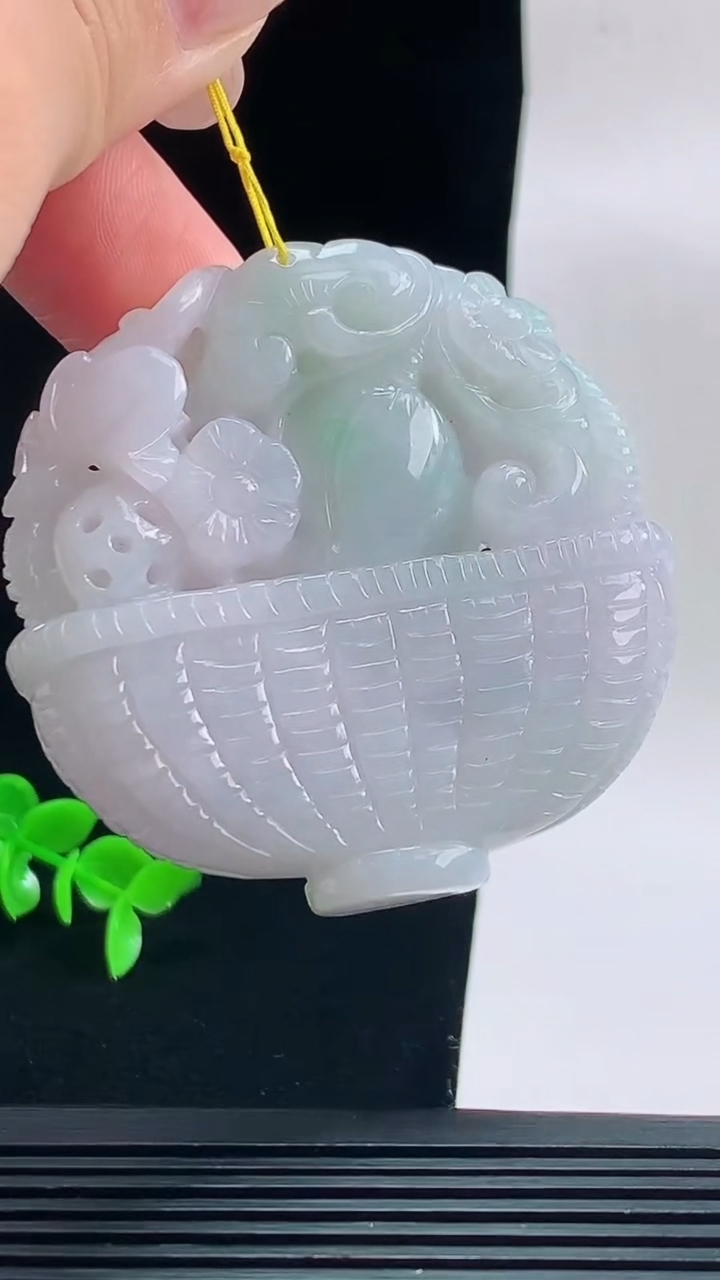 天然A货翡翠花篮小摆件，尺寸53.7-54.6-13重量:72.14g
9月18日