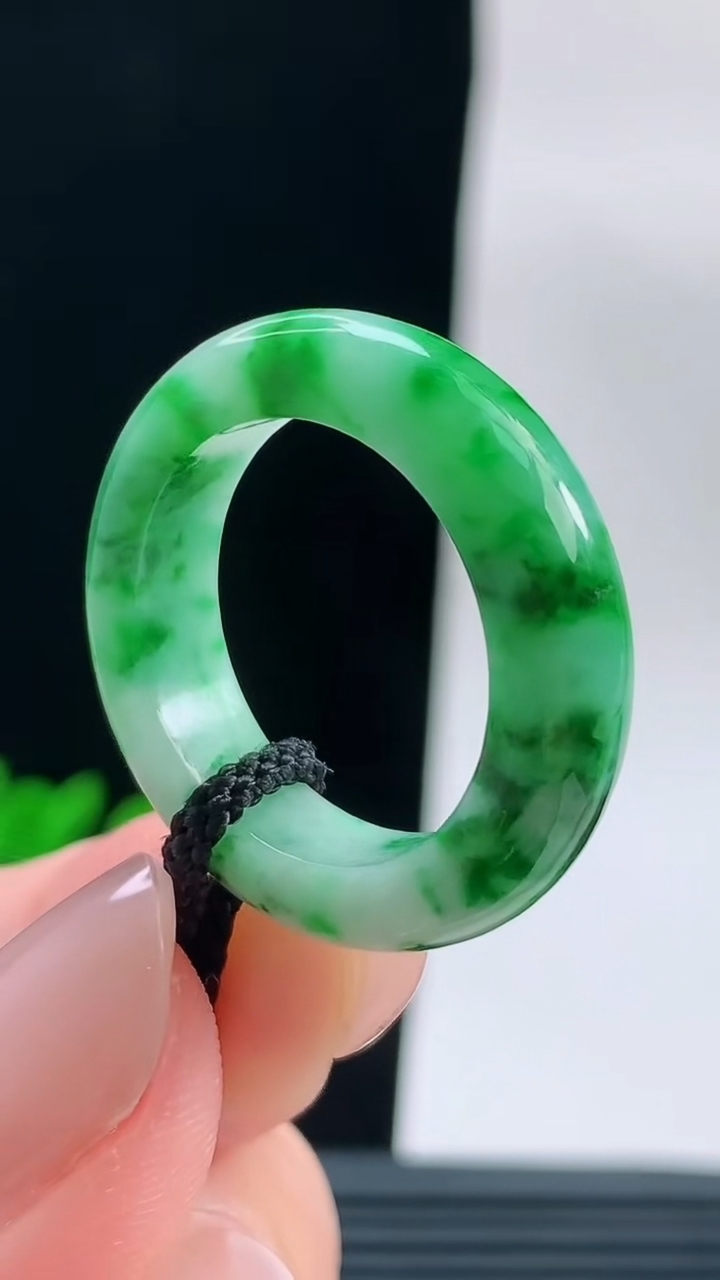 天然A货翡翠玉指环戒指，尺寸18.9-6-4.1重量:5.15g2026年9月18日
工厂直销收藏佳