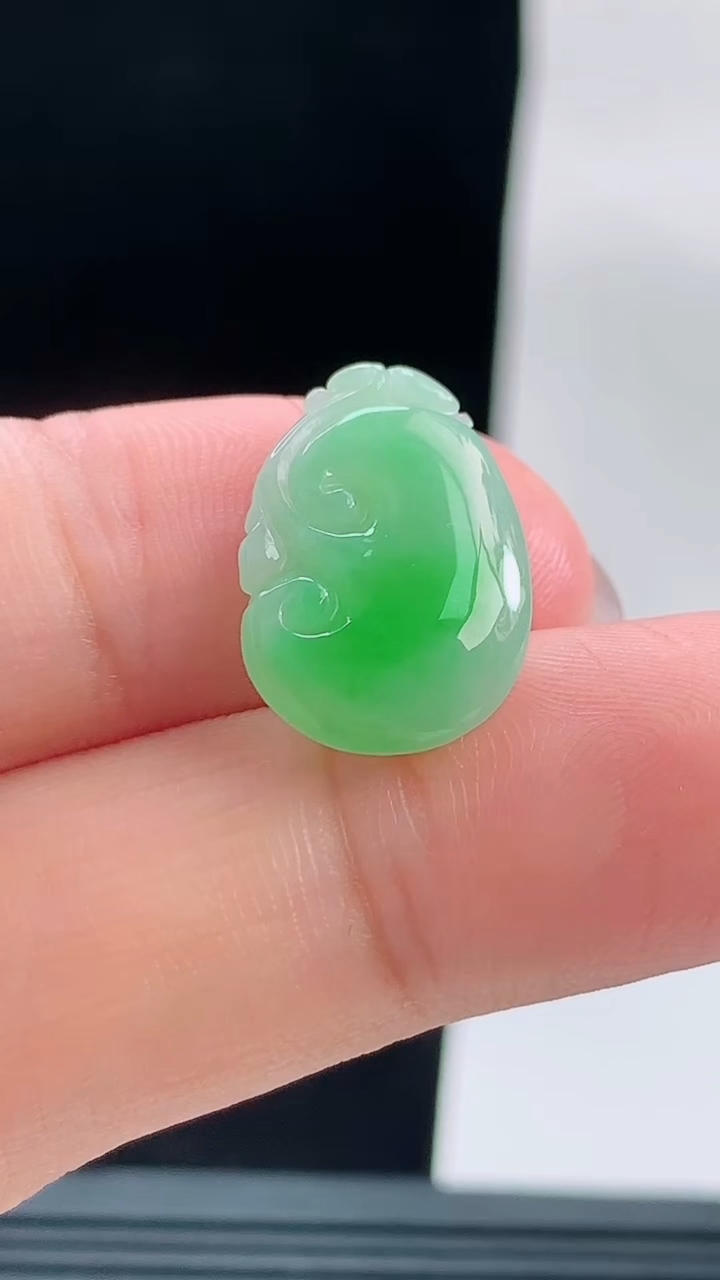 天然A货翡翠如意吊坠，尺寸18.6-12.8-4重量:1.63g
9月18日